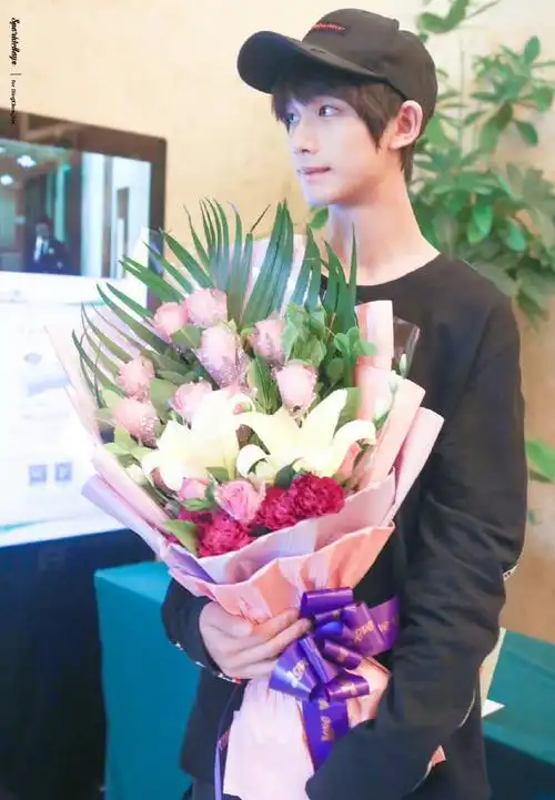 丁程鑫晒花祝妈妈和姐姐节日快乐