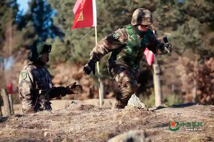 最美抛物线新兵实弹投掷无一人手打颤