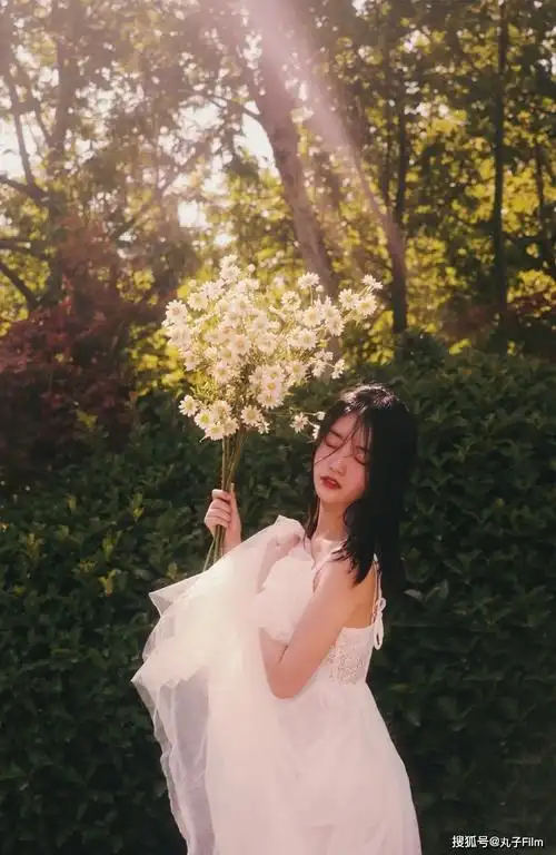 性感美女时尚写真森系少女白裙飘飘清新脱俗