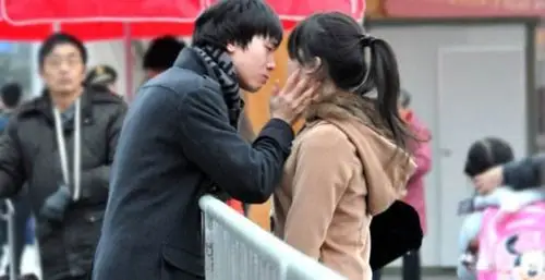 春运表情之依依不舍的吻别