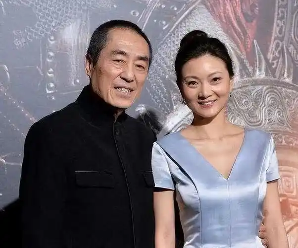 2012年,演员何珺爆料,娱乐圈知名导演张艺谋早已结婚,并育有两男一女