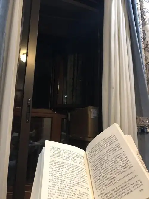 晚上床边看书拍的照片,请自己调高亮度