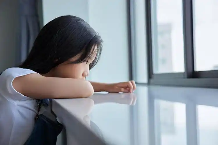 内向孩子转入新学校没朋友咋办?