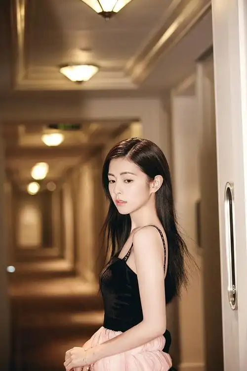 任容萱受邀出席颁奖典礼 黑粉花瓣裙优雅吸睛