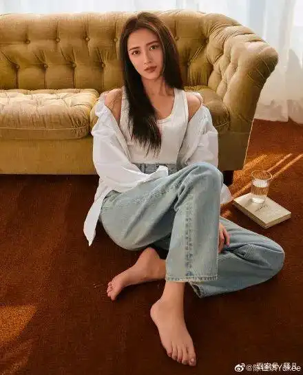 美女陈钰琪晒靓丽写真肤白貌美大长腿太性感迷人
