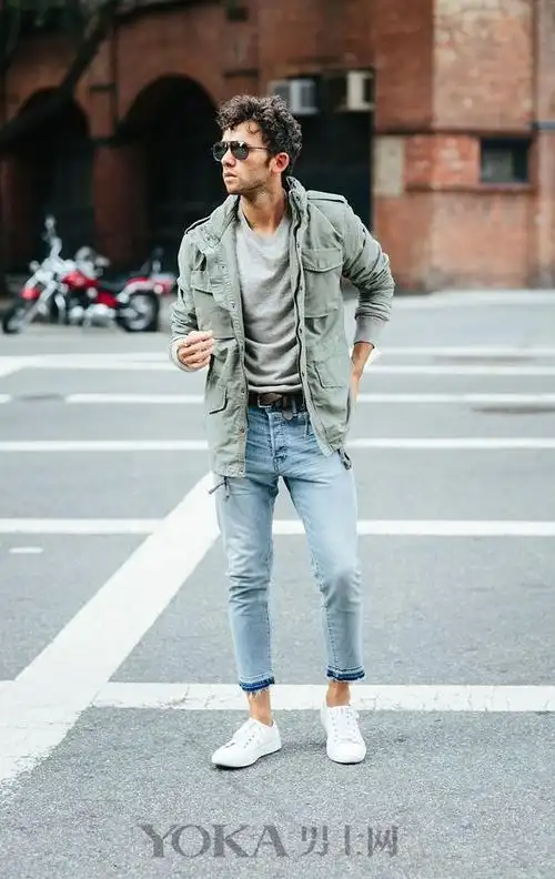 用基础的牛仔裤 运动鞋 就能打造出多种穿搭风格_男士_衣装_街拍_yoka