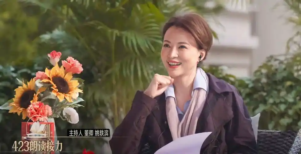 董卿罕见跳新疆舞,穿风衣配丝巾优雅知性,盘发造型气质好高贵_整体