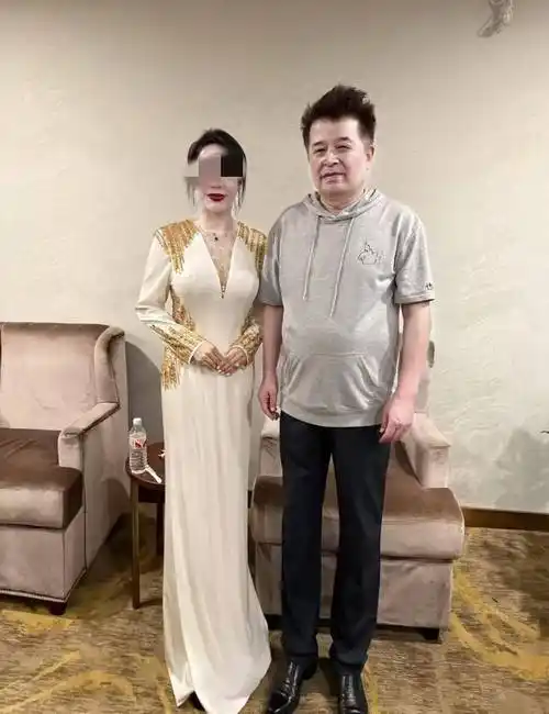 66岁毕福剑在北京主持,头发潦草瘦了好多,脸部肿胀看着很憔悴