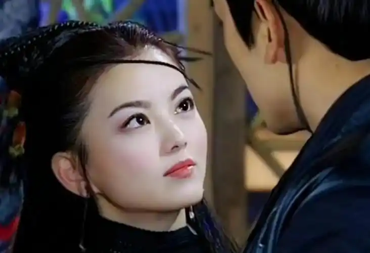 在事业发展最好的阶段,李湘于2000年,24岁时转型,主演了《快嘴李翠莲