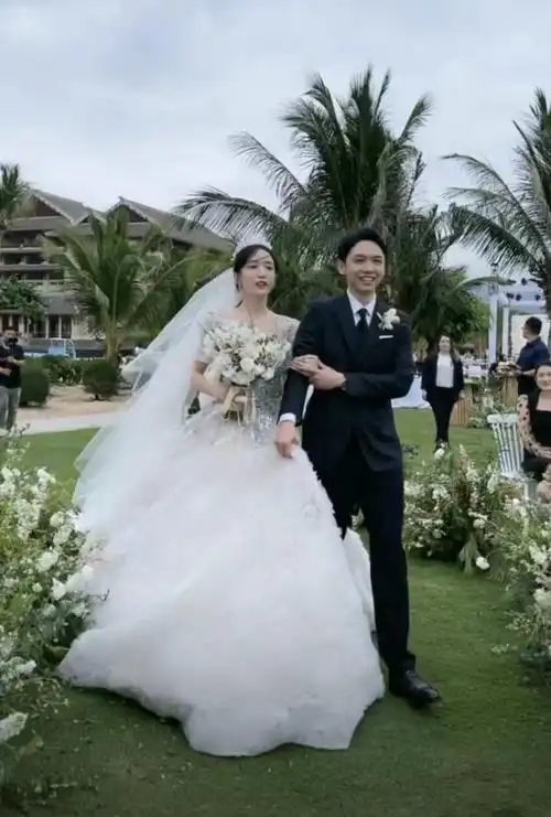 新年首位女星大婚29岁晁然海边出嫁和老公郎才女貌画面甜蜜