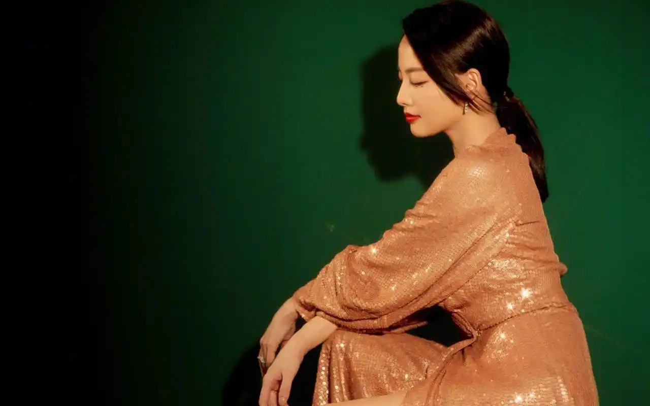 张嘉倪妩媚动人写真图片桌面壁纸