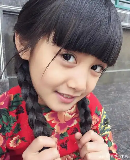 童星张籽沐长大了曾被指神似林生斌女儿今13岁成长腿美女