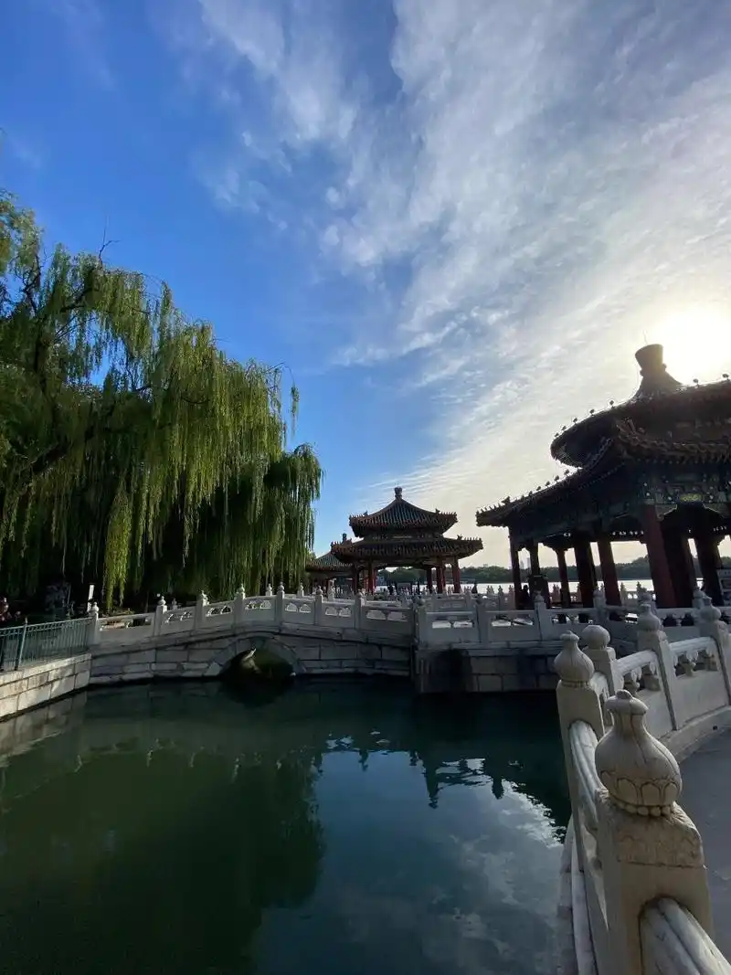 北海公园五龙亭 五龙亭,皇家气派十足,雍容大气,湖边盛景.