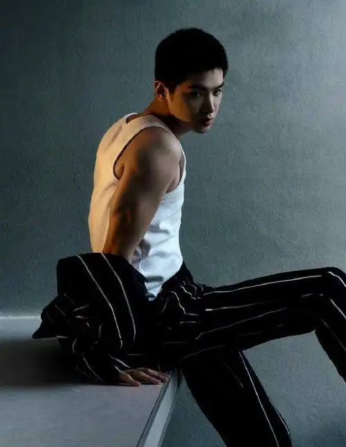 电影《沙漏》主演黄明昊寸头造型亮相 开幕红毯!