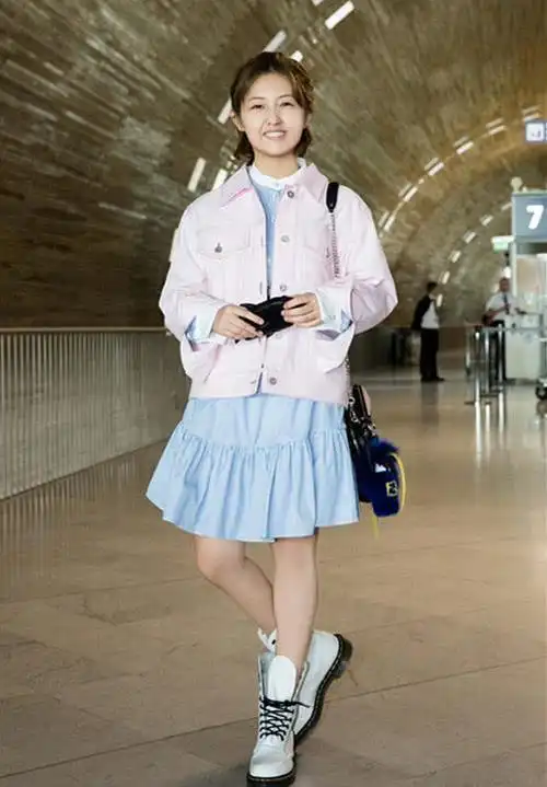 张子枫不刻意为了增高穿高跟鞋了, 换双马丁靴,格外的时髦!