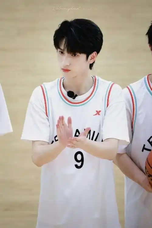 严浩翔和小朋友拥抱##严浩翔抱小朋友好温柔