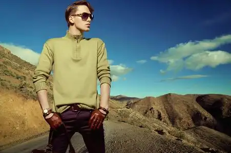 时尚写真拍摄的戴上手套,一个男人照片