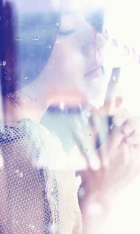 唯美非主流玻璃窗前雨滴美女落寞写真手机壁纸