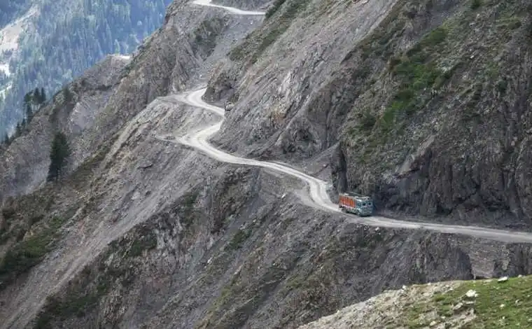 旅行看世界:盘点全球最危险的9条道路,你敢挑战吗?