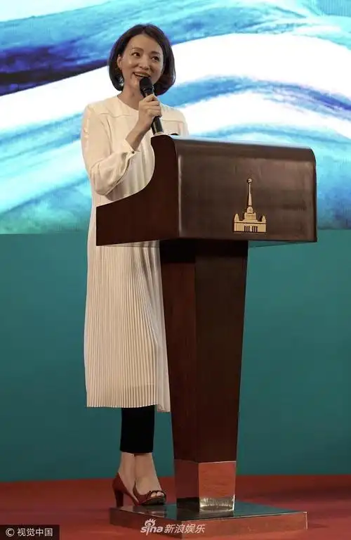 组图:董卿白裙优雅展知性美 捂嘴偷笑少女感十足