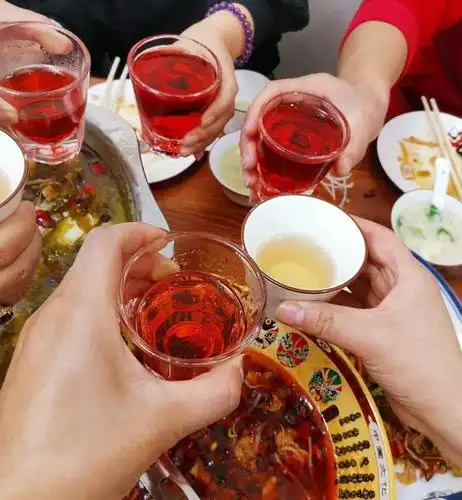 摇曳在酒杯里的红