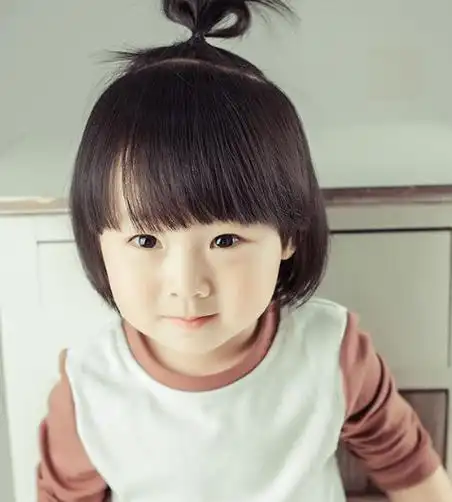 儿童的短发不太好绑,那么小女孩短发怎么扎头发好看?