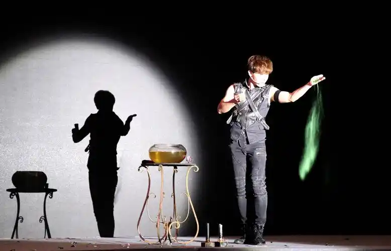 城市舞台魔术秀《幻象》在保山吾悦广场上演