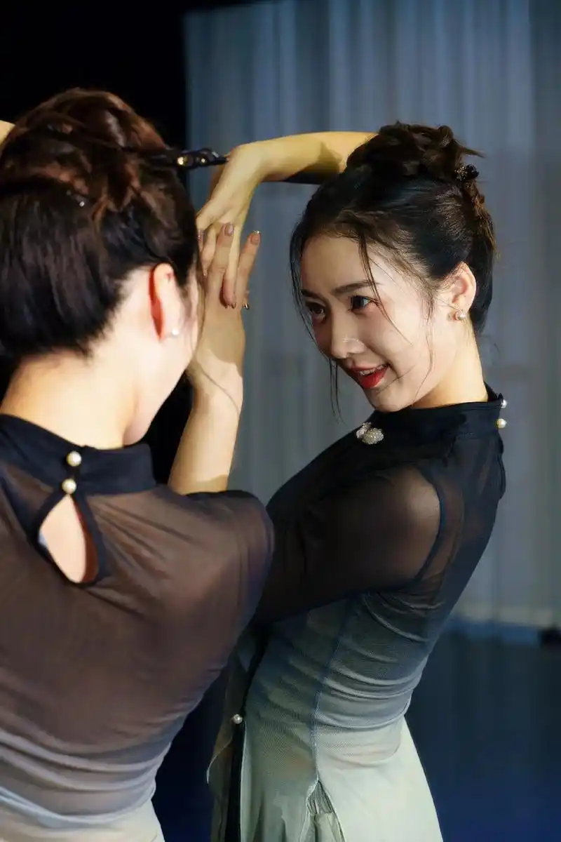 跟周末说再见,明天又是新的一天#舞蹈照片姿势 #古典舞  - 抖音