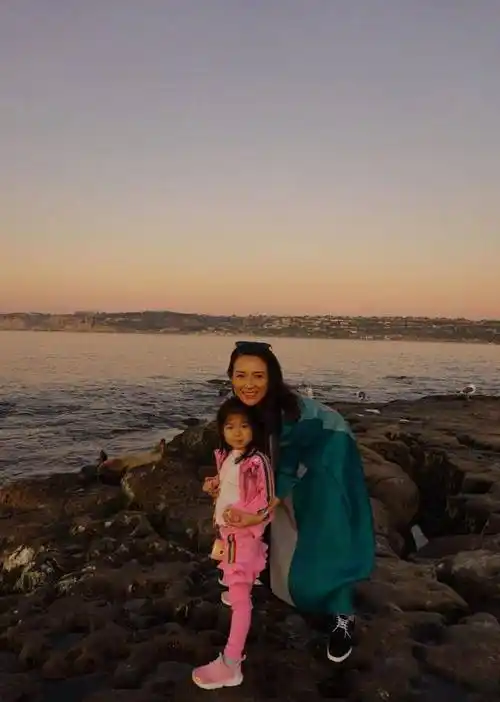 章子怡穿黑裙挺孕肚拍照,怀孕36周体重才121斤,这胎会是男孩吗_黑色