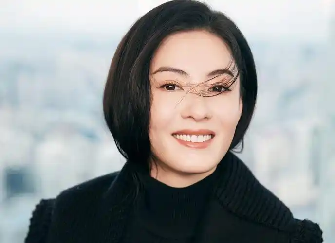 张柏芝最新活动造型 一袭红装明艳热烈