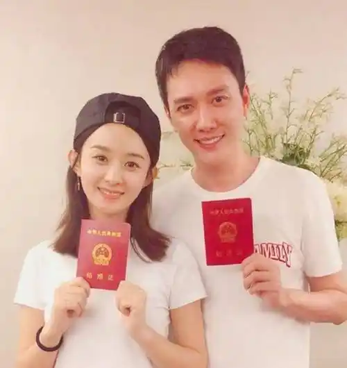 冯绍峰带儿子看灯光秀4岁想想气质超好牵手爸爸保姆似一家人