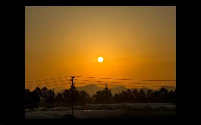 东方破晓,日出的温柔唤醒.