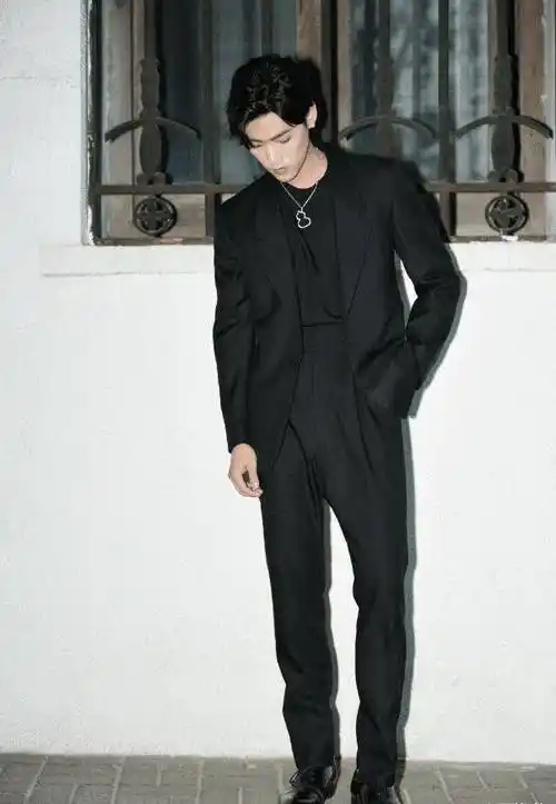 董又霖拍摄时尚大片,穿黑西服套装简洁利落,这身材比例太绝了_黑色