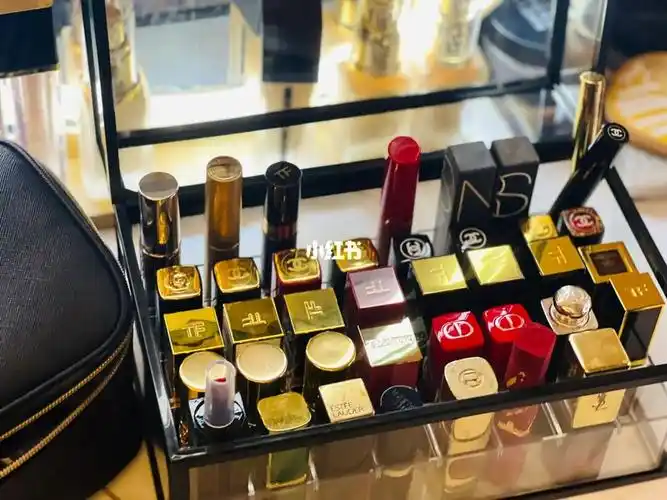 拥有一大堆口红就是女孩的快乐