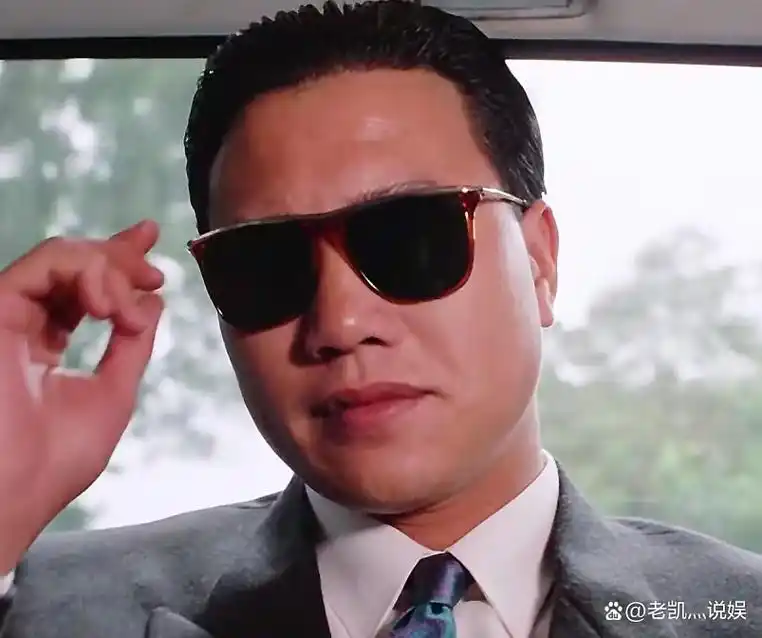 万梓良落魄商演,戴假珠宝穿地摊货,与周润发对比明显