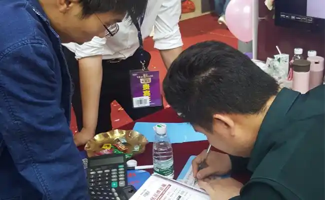 (图为:宝仕龙展厅内顾客现场签单)