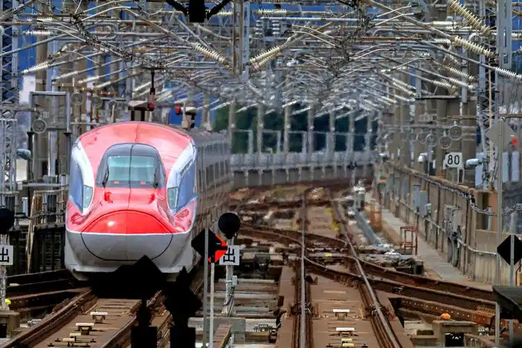 e6 车系在盛冈駅与e5系或h5系列车解联后,就会独自驶往秋田新干线.