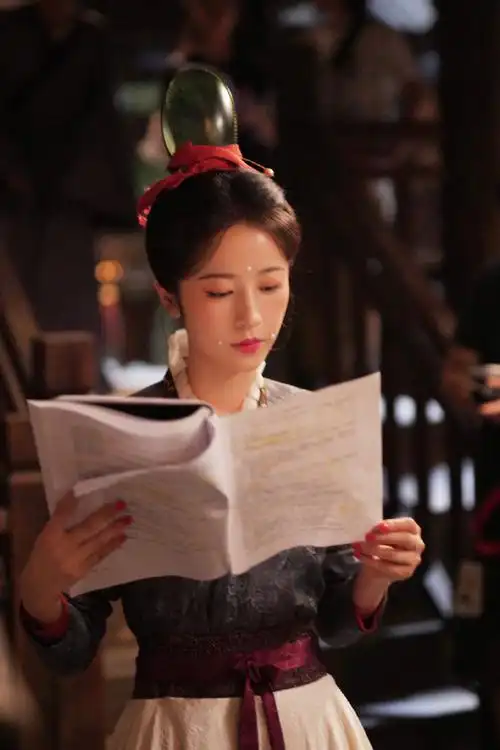 周雨彤珍珠妆剧照九宫格##周雨彤头上是顶了个仙人掌吗#周雨彤《大宋