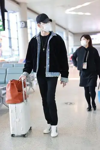 张翰全黑休闲穿搭似"霸总"大长腿霸屏气场超强