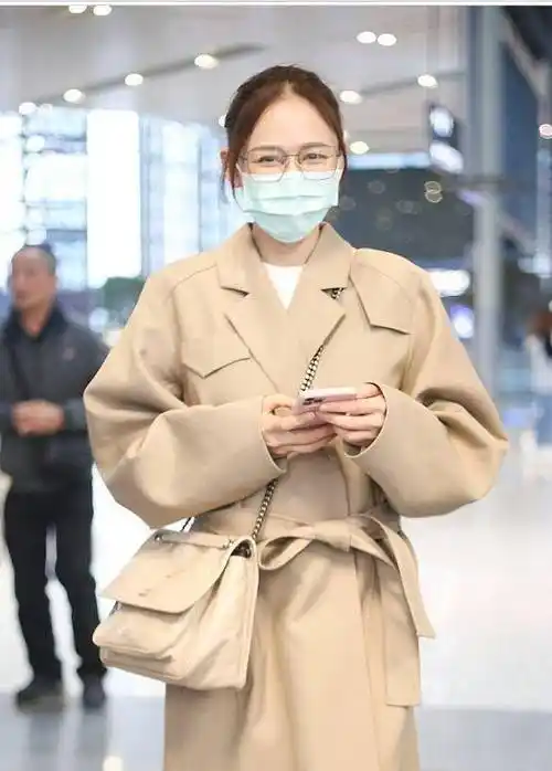 原创陈乔恩这么矮吗机场私服照最多1米5难道官方165身高是假的