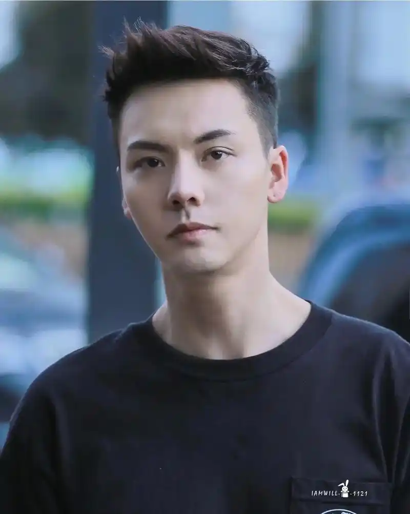 陈伟霆.上e开阔发际线整齐,少年运不错,代表从小家庭不错,� - 抖音