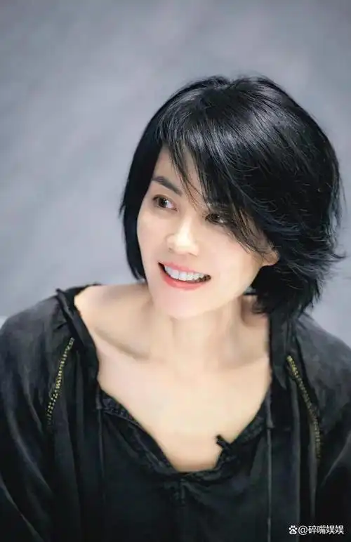 有一次,王菲穿透明雨衣装出席活动,主持人古巨基看了一眼这衣服,连连