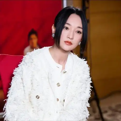 48岁膝下无子,十段恋情终无果,大满贯影后周迅独自美丽