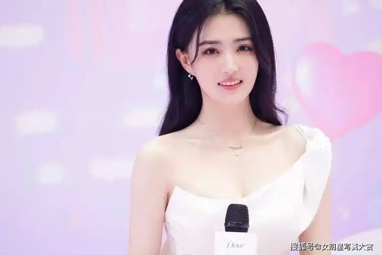 【徐璐性感唯美写真】白色单肩礼裙,温婉清新,芬香动人_多芬_活动