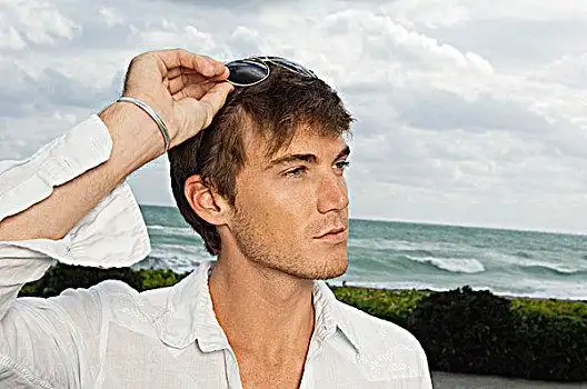 男人,拿着,墨镜,迎面,海滩