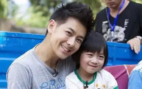 11岁kimi照片被公开,看到如今长相后,网友:难怪林志颖不愿晒_爸爸