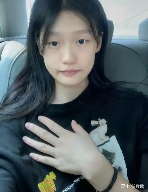 有没有那种单眼皮小眼睛塌鼻梁厚嘴唇但还挺好看的女生