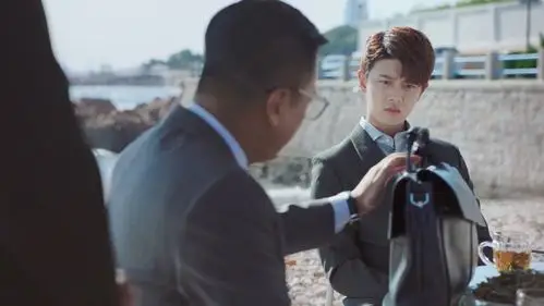 不说再见#眼镜叔约上穆青@任嘉伦allen和黎若笙@宣言yann在海边吃饭