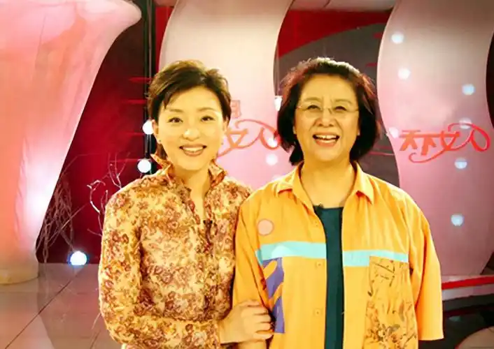 杨澜与娄乃鸣导演合影俗话说:"患难见真情.