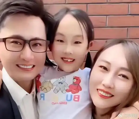 央视主持人杨帆娶平凡妻子家庭幸福美满如今41岁成人生赢家